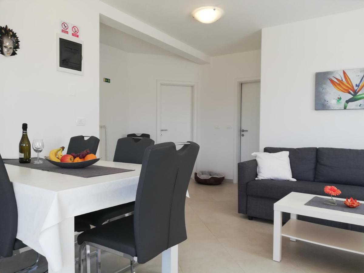 Apartments Oleander Lovrecica-Residence With Pool Esterno foto