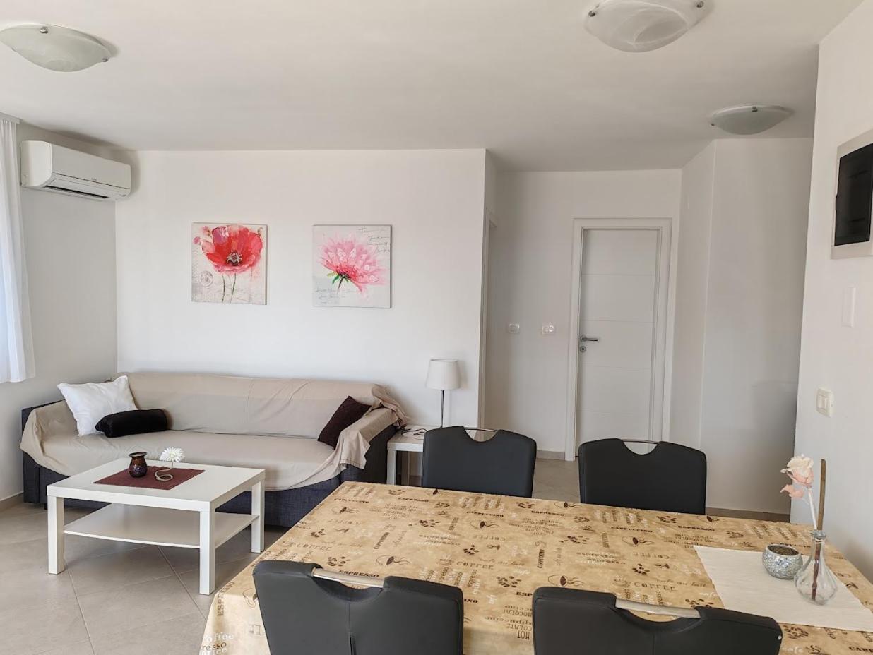 Apartments Oleander Lovrecica-Residence With Pool Esterno foto